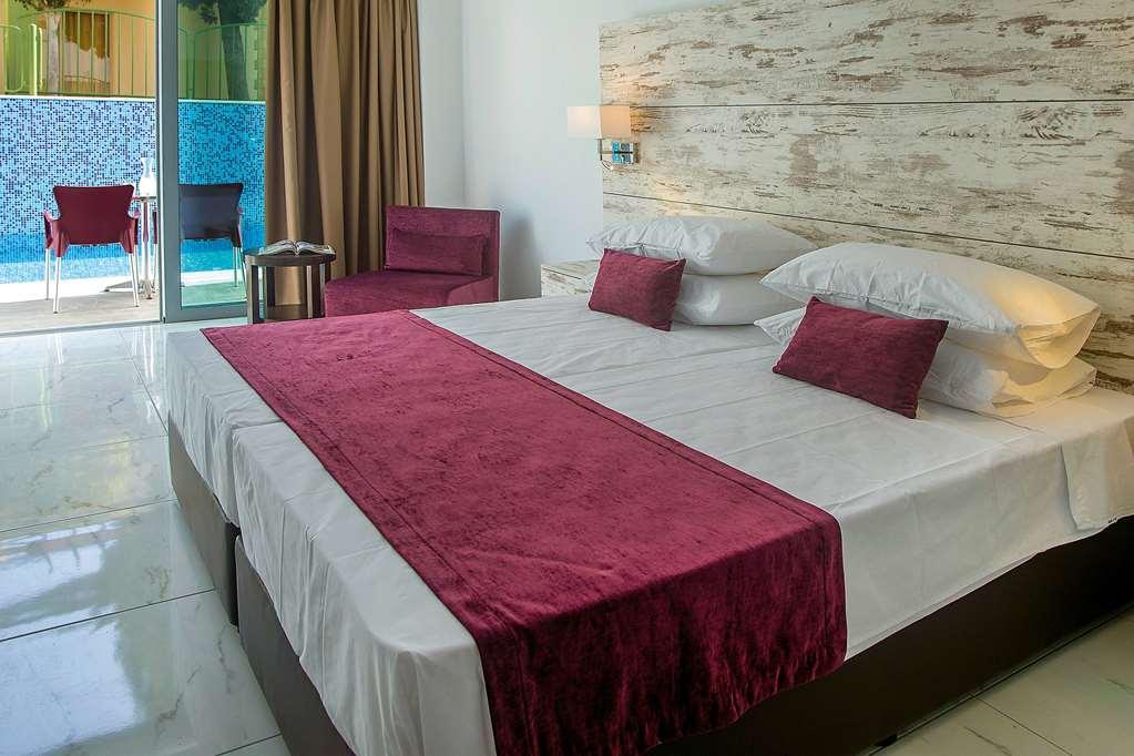 Ramada Hotel & Suites By Wyndham Айя Напа Стая снимка