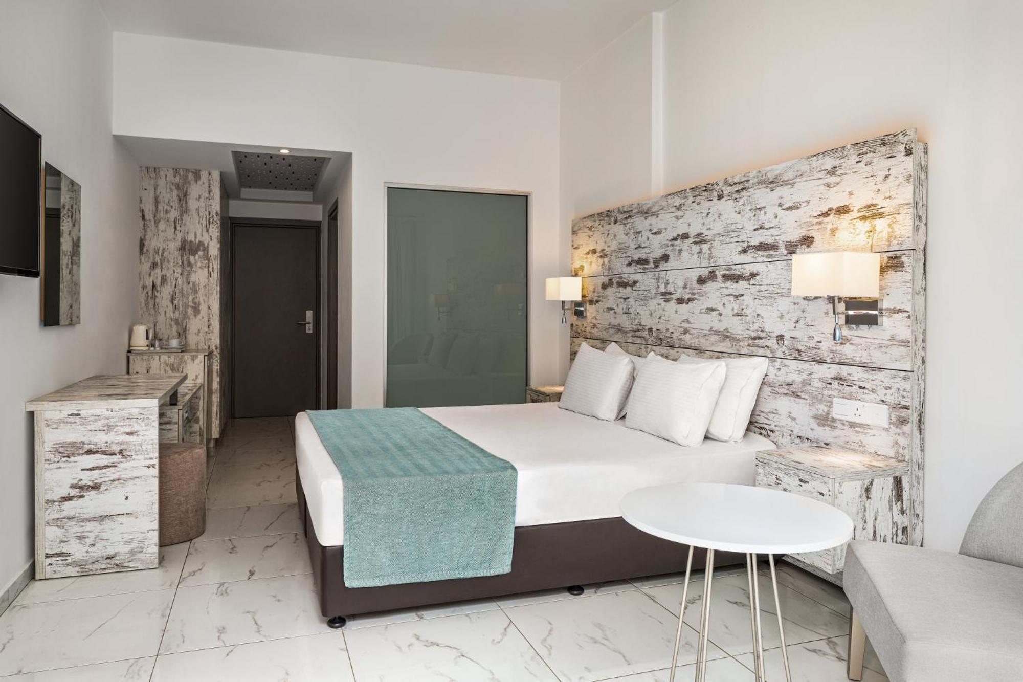 Ramada Hotel & Suites By Wyndham Айя Напа Екстериор снимка