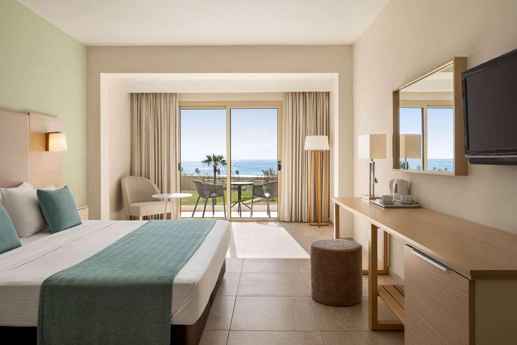 Ramada Hotel & Suites By Wyndham Айя Напа Стая снимка