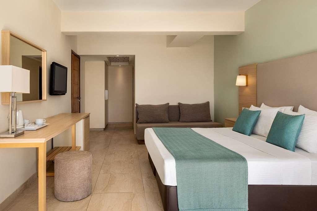 Ramada Hotel & Suites By Wyndham Айя Напа Стая снимка