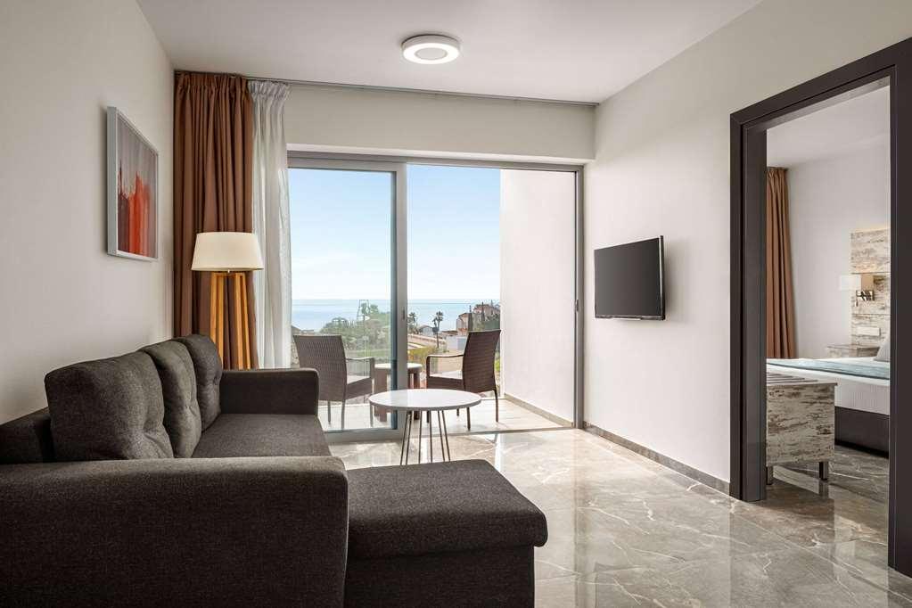 Ramada Hotel & Suites By Wyndham Айя Напа Стая снимка