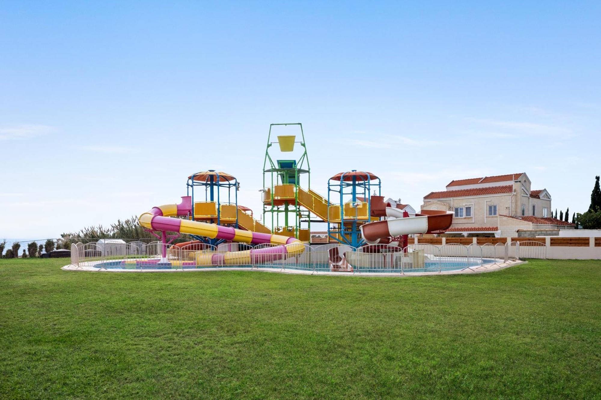 Ramada Hotel & Suites By Wyndham Айя Напа Екстериор снимка